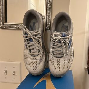Brooks Dyad 11 Gray Sneakers White & Blue Trim Soft Cushioning Women’s Size 8.5M